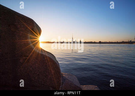 Discesa verso la Neva parapetto di granito presso il molo vista della fortezza di Pietro e Paolo di San Pietroburgo Foto Stock