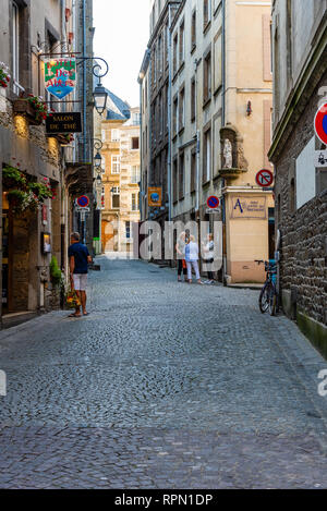 Saint Malo, Francia - 24 Luglio 2018: strada pedonale nel centro della citta'. Brittany, Francia, Europa Foto Stock