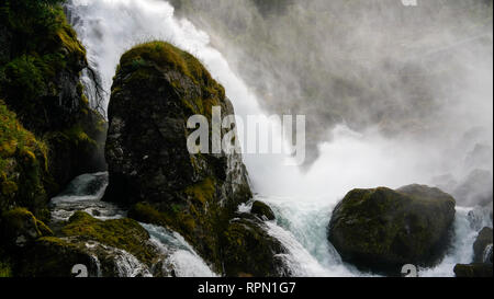 Vista panoramica di Kleivafossen cascata sul fiume Briksdalselva, Briksdalsbreen glacier, Norvegia Foto Stock