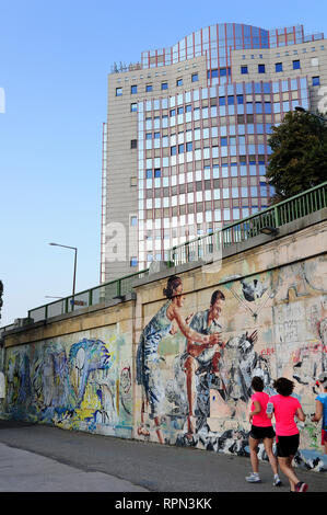 Arte di strada lungo il canale del Danubio (Donaukanal), Vienna, Austria Foto Stock