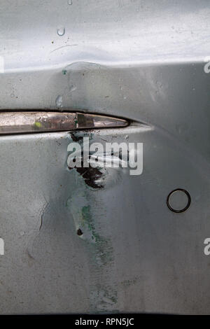 Incidente stradale: danni al paraurti posteriore dopo un incidente di macchina NEL REGNO UNITO. Foto Stock