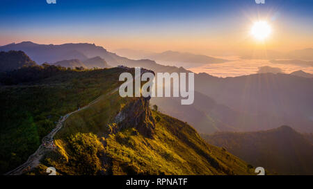 Vista aerea di Phu chi fa e la nebbia di mattina all'alba, Chiang Rai, Thailandia. Foto Stock