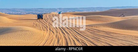 Vintage open top 4x4 SUV nel deserto in Dubai Emirati Arabi Uniti Foto Stock