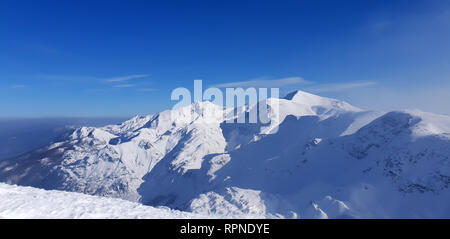 Vista panoramica delle montagne innevate ski resort Vogel in Slovenia Foto Stock