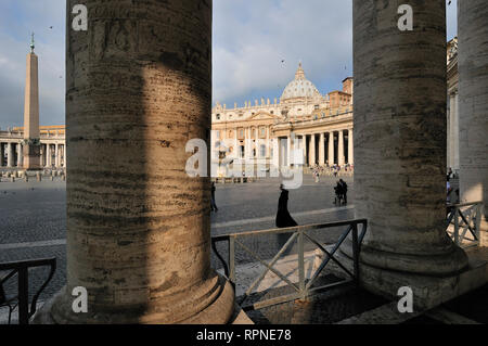 Roma. L'Italia. Il colonnato del Bernini e la Basilica di San Pietro e Piazza San Pietro (Piazza San Pietro). Foto Stock