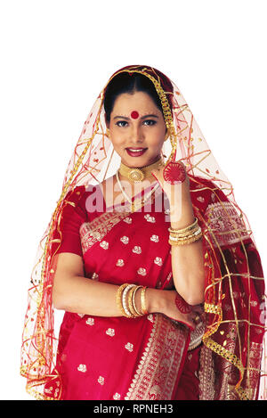 Un ritratto di una lingua bengalese sposa vestito in tradizionale SAREE E GIOIELLI Foto Stock