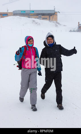ALMATY KAZAKHSTAN - Febbraio 03 2019: persone non identificate a piedi attraverso una tempesta di neve durante il concorso AlpineRais in montagna durante il Foto Stock