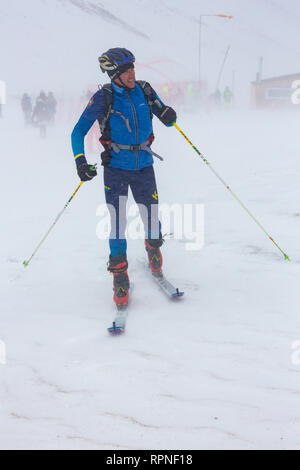 ALMATY KAZAKHSTAN - Febbraio 03 2019: un uomo non identificato viene eseguito su skitour attraverso una tempesta di neve durante la gara Alipine concorrenza in montagna Foto Stock