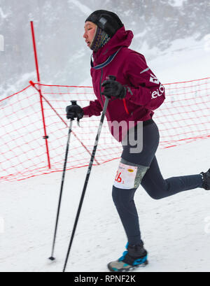 ALMATY KAZAKHSTAN Febbraio 03 2019: Una donna sconosciuta viene eseguito attraverso una tempesta di neve durante un concorso AlpineRas in montagna durante il periodo invernale Foto Stock