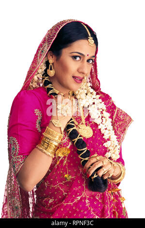 Un ritratto di una sposa dal Punjab in costume tradizionale Foto Stock