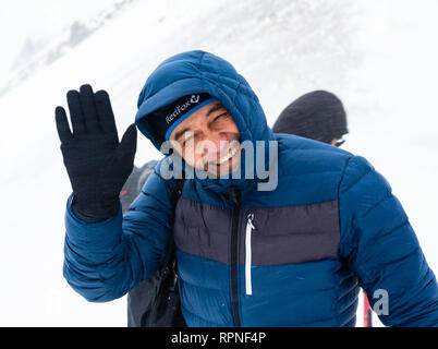 ALMATY KAZAKHSTAN - Febbraio 03 2019: ritratto di un uomo sconosciuto in una tormenta di neve durante la gara alpina concorrenza in montagne in inverno Foto Stock
