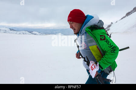 ALMATY KAZAKHSTAN - Febbraio 03 2019: un uomo non identificato viene eseguito attraverso una tempesta di neve durante una competizione gara alpini in montagna durante il periodo invernale Foto Stock