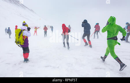 ALMATY KAZAKHSTAN - Febbraio 03 2019: persone non identificate a piedi attraverso una tempesta di neve durante il concorso AlpineRais in montagna durante il Foto Stock