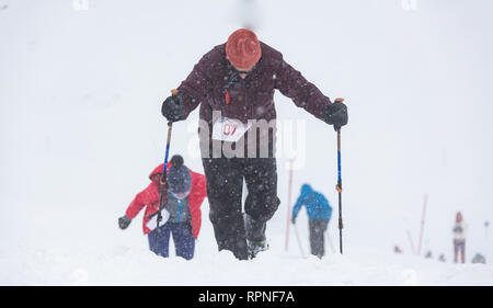 ALMATY KAZAKHSTAN - Febbraio 03 2019: persone non identificate a piedi attraverso una tempesta di neve durante il concorso AlpineRais in montagna durante il Foto Stock