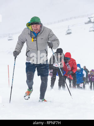 ALMATY KAZAKHSTAN - Febbraio 03 2019: persone non identificate a piedi attraverso una tempesta di neve durante il concorso AlpineRais in montagna durante il Foto Stock