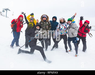 ALMATY KAZAKHSTAN - Febbraio 03 2019: persone non identificate a piedi attraverso una tempesta di neve durante il concorso AlpineRais in montagna durante il Foto Stock