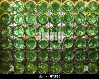 Composizione fatta di bottiglie verdi visto dal fondo della bottiglia. sfondo Foto Stock