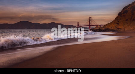 Golden Gate Bridge al tramonto da Baker Beach Foto Stock