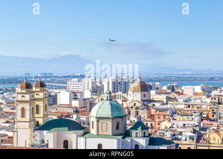 Vista panoramica dalla città vecchia di Cagliari capoluogo della Sardegna, Italia Foto Stock