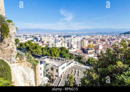 Vista panoramica dalla città vecchia di Cagliari capoluogo della Sardegna, Italia Foto Stock