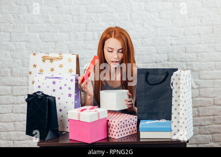 Eccitato ragazza piacevole apertura scatola regalo su ST.Il giorno di San Valentino, sorpresa dall amante. inaspettato presente. Foto Stock