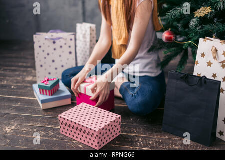 Close up vista laterale foto. ragazza di preparazione presenta per i parenti, tempo meraviglioso, la famiglia e il concetto di amore Foto Stock