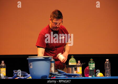 Scienziato che esegue esperimenti scientifici sul palco. Foto Stock