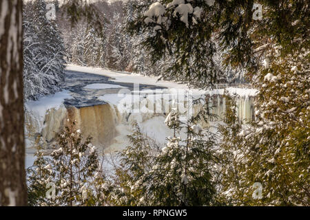 Paradise, Michigan - Tahquamenon Falls in inverno. Le cascate si trovano in Tahquamenon Falls State Park, nella Penisola Superiore del Michigan.. Foto Stock