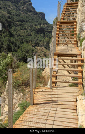 Caminito del Rey (del re piccolo percorso) è una passerella, imperniato lungo le ripide pareti del Desfiladero de los Gaitanes (Gaitanes burrone) Foto Stock