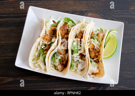 Tacos di pesce con crema di lime Foto Stock