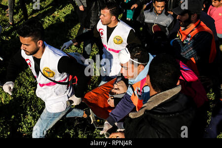 I medici hanno visto che trasporta un palestinese feriti durante scontri a seguito del 'Grande marzo del ritorno' dimostrazione in Shuja'iyya quartiere di Gaza City, la striscia di Gaza. Foto Stock