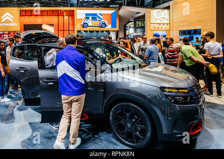 Parigi, Francia - Ott 4, 2018: i clienti a parlare con il venditore circa Citroen auto parla delle opzioni del particolare modello di vettura internazionale mostra Mondial Motor Show di Parigi, Foto Stock