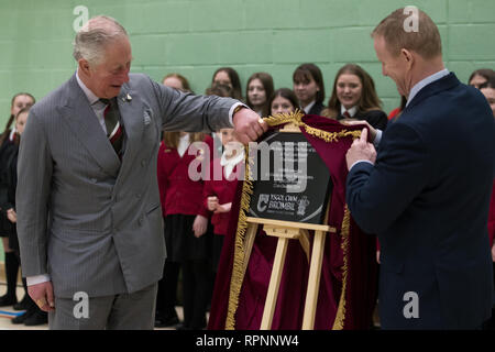 Il Principe del Galles, nel suo ruolo di Presidente, il Principe Trust, rivela una targa per commemorare la sua visita alla scuola coeducativa di Ysgol CWM Brombil a Port Talbot, Galles. Foto Stock