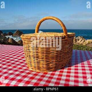 Cestino da picnic in legno Tavolo picnic Foto Stock