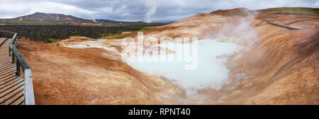 Vista panoramica di Leirhnjukur (Clay Hill) riolite formazione a caldo con acido solforico molle a Krafla area vulcanica nella regione di Mývatn, Nordest Islanda, Foto Stock