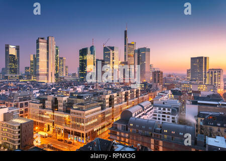 Frankfurt am Main, Germania. Antenna immagine cityscape di Frankfurt am Main skyline durante la bellissima alba. Foto Stock