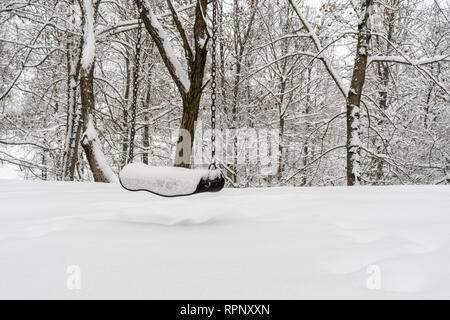 Rotazione a vuoto in una coperta di neve winter park Foto Stock