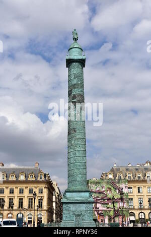 Piazza Vendome e colonna con Napoleone Bonaparte statua. Parigi, Francia, 14 ago 2018. Foto Stock