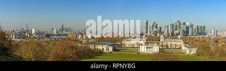 Vista panoramica del parco di Greenwich visto dalla cima della collina. Sullo sfondo di Canary Wharf e della città di Londra. Febbraio 2019 Foto Stock