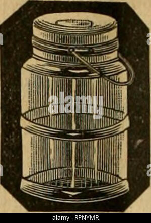 . American bee journal. La cultura delle api; le api. Secchi in vetro per il miele. Questi Palls sono fatte di tbe migliori qualità di chiara fflass flint, con una sfera e un metallo superiore e il coperchio. Quando è riempito con il miele, l'aspetto attraente di questi pallB non può essere uguale- ed di qualsiasi altro stile di ?ackaiie. Essi possono essere usata o per uso domestico da parte dei consumatori, dopo il miele viene rimosso, oppure essi possono essere restituiti a e re-fllled dal apiarist. I prezzi sono come segue: Per tenere 1 libbra di miele, per dozzina, ill 60 " 2 libbre di " " *•?? 3 •' " " ".50 THOinAS G. NEWMAN &AMP; figlio, 923 &AMP; 925 West Foto Stock