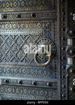 Dettagli della porta a Peacock Gate, il Palazzo di Città, Jaipur, Rajasthan, India Foto Stock