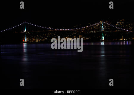 Le luci del Ponte Lions Gate in Vancouver glow come un filo di perle tra Stanley Park e North Vancouver, BC. Foto Stock