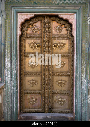 Dettagli della porta a Peacock Gate, il Palazzo di Città, Jaipur, Rajasthan, India Foto Stock