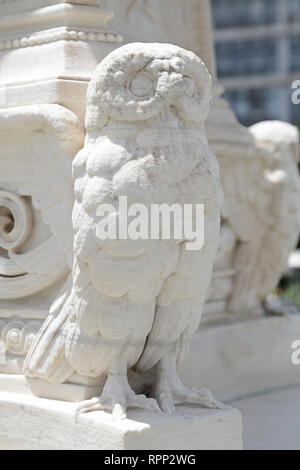 Dettaglio di una statua del gufo di Athena, Atene, Grecia Foto Stock