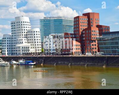 Gehry edificio in media Harbour di Duesseldorf in Germania Foto Stock