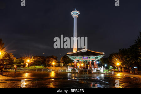 Busan, Corea del Sud - Sep 17, 2016. Scena notturna di Busan Tower. La torre è un 120-metro-alta torre al Parco Yongdusan, situato in Jung-gu, Busan. Foto Stock