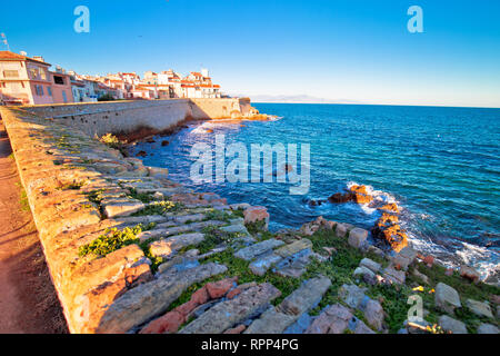Antibes centro storico lungomare e vista punti di riferimento, famosa destinazione in Costa Azzurra, Francia Foto Stock