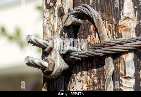 Fune in acciaio con fascetta . close up Foto Stock