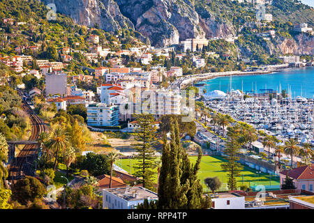 Città di Mentone bay e il francese il confine italiano sulla costa mediterranea vista, Francia meridionale e Italia Foto Stock