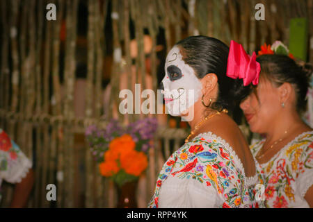Nel corso annuale di Dia de los Muertos celebrazione in Merida, Messico, ritratto di donna di mezza età in abito messicano e tradizionale viso make up Foto Stock